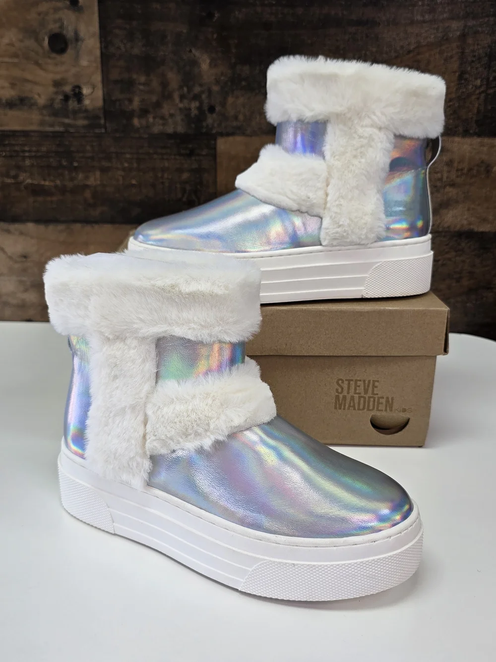 Steve Madden Kids Holographic Silver Faux-Fur Platform Boots Size 2 JBUUNNY